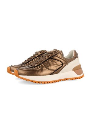 Zapatillas metálicas de bronce con parte superior de tela, que presentan un diseño arrugado, acentos beige y suela de goma naranja con relieve texturizado.