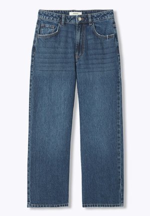 Jean en denim bleu à jambes droites avec cinq poches, fermeture par bouton et glissière, et passants pour ceinture.