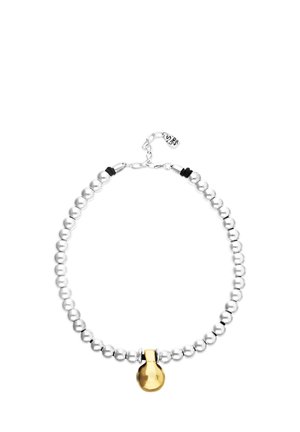 Collar con cuentas de plata pulida y un colgante central en forma de lágrima de oro martillado en una cadena con cierre ajustable.