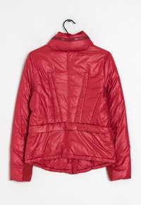 Rød polstret jakke med høj krave, der har vertikal syning og taljebælte. Glat, blank tekstur med ribbede manchetter.