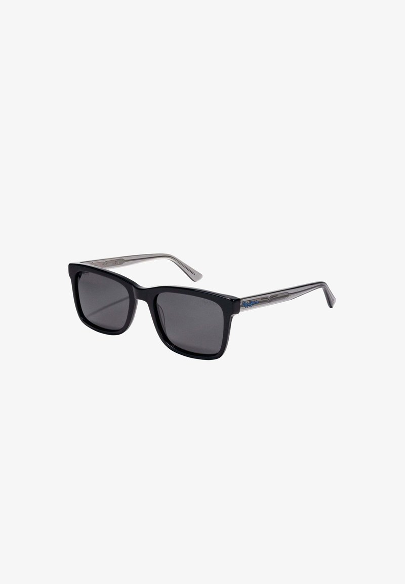 Lunettes de soleil rectangulaires noires avec des verres foncés et des branches gris transparent inclinées sur un fond blanc.