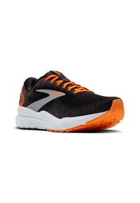 Zwarte hardloopschoen met oranje veters en accenten. Beschikt over een ademende mesh bovenkant, een gevoerde zool en een gestructureerd loopvlak voor grip.