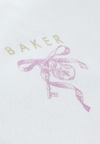 Le mot « BAKER » au-dessus d'un ruban rose attaché à un cadenas en forme de cœur et à une clé ancienne sur un fond blanc texturé.