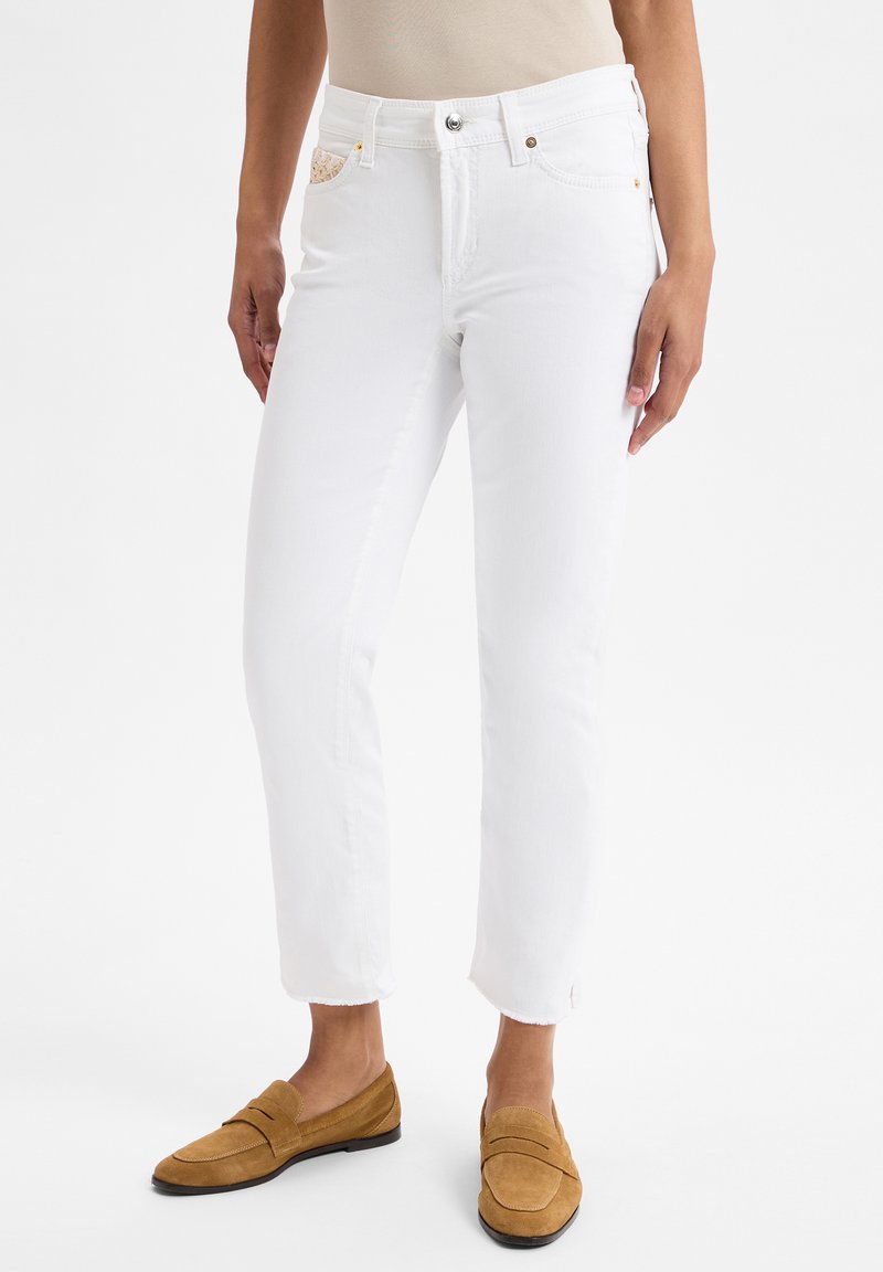 Weiße Jeans mit High-Waist-Design, verkürzten geraden Beinen und fransigen Säumen. Verfügt über goldene Metallverzierungen und eine strukturierte Taschenakzentuierung.