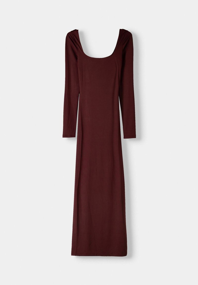 Abito lungo bordeaux a maniche lunghe con scollo quadrato, realizzato in un tessuto morbido e elasticizzato. Presenta una silhouette aderente e un design che arriva fino al pavimento.