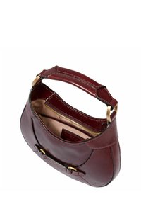 Burgunderfarvet læderhåndtaske med struktureret design, kort håndtag, guldhardware og et lynlåslomme indeni.