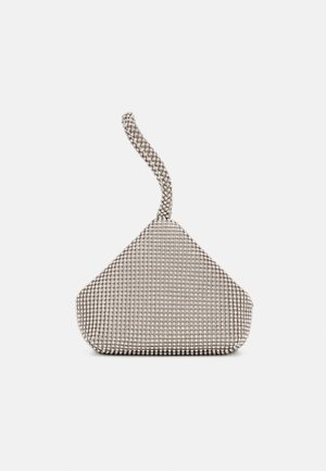 Trójkątna kopertówka w srebrnym odcieniu, pokryta małymi cyrkoniami, z ozdobnym uchwytem ze skręconych cyrkonii na jednolitym tle.