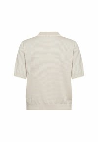Top beige de punto de manga corta con finas rayas horizontales, cuello alto y cintura elástica, mostrado desde atrás sobre un fondo blanco.