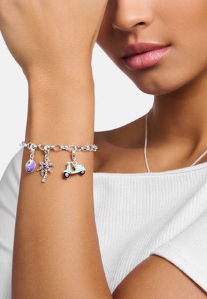 Silbernes Charm-Armband mit lila Yin-Yang-, Palmbaum- und blauen Roller-Charm. Strukturierte Kette mit glänzenden, polierten Details.