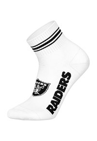 Białe skarpetki do kostki z czarnymi paskami na ściągaczu oraz czarnym napisem „RAIDERS”, z logo przedstawiającym hełm futbolowy i twarz. Materiał z mieszanki bawełny.