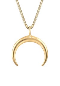 Goldener Anhänger in Halbmondform mit polierter Oberfläche, der an einer filigranen Kette mit Karabinerverschluss hängt.