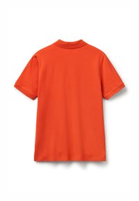 Kratký rukáv polo tričko jasně oranžové barvy zobrazené zezadu na bílém pozadí.