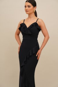 Juoda vakarinė suknelė su raukiniais apykaklėje ir šone, aptempto silueto, reguliuojamomis petnešėlėmis. Lygi tekstūra.