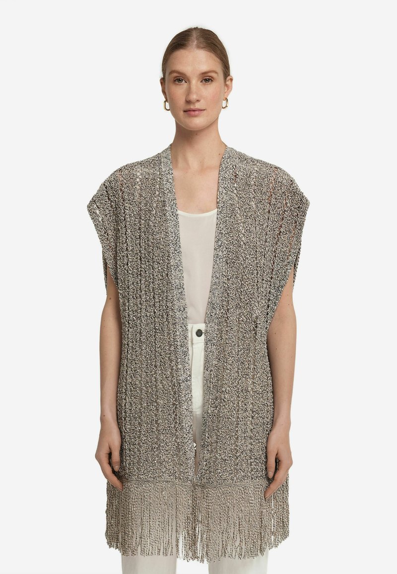 Ljust grå stickad cardigan med öppen framsida, korta ärmar och fransdetalj vid kanten. Strukturmönster över hela plagget.