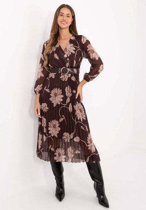 Braunes, plissiertes Kleid mit Blumenmuster, langen Ärmeln, V-Ausschnitt und tailliertem Schnitt, akzentuiert durch einen breiten Gürtel. Mit rosa Blumenmustern und fließendem Stoff.