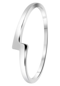 Zilveren ring met een gladde, gepolijste afwerking. Heeft een hoekig ontwerp met een opvallende uitsnijding, wat een moderne esthetiek creëert.