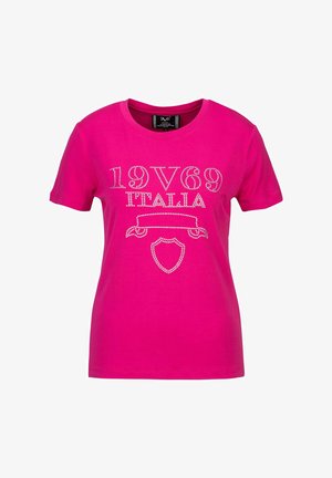 Fuchsia katoenen t-shirt met strassversieringen en de tekst "19V69 ITALIA" en een schildontwerp op de voorkant. Korte mouwen, ronde hals.