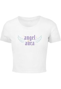 Hvit kortermet t-skjorte med teksten "angel aura" i lilla, flankert av tealfargede vinger og stjernesymboler. Laget av myk bomullsstoff.
