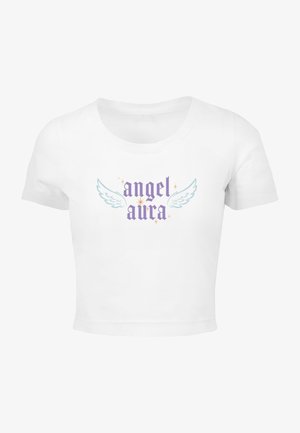 T-shirt blanc court avec le texte "aura d'ange" en violet, flanqué d'ailes turquoise et d'accents d'étoiles. Fabriqué en coton doux.
