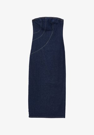 Trägerkleid aus dunkelblauem Denim mit taillierter Form, geschwungenen Nahtdetails und einem sauberen Saum. Der Stoff hat eine glatte Textur.