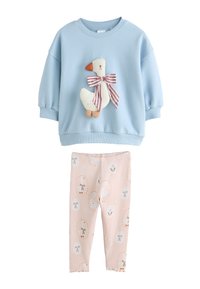 Blauer Sweatshirt aus Baumwolle mit Puffärmel und weißer Enten-Applikation mit rotgestreiftem Schleifenband; pinke Leggings mit einem wiederholenden Muster aus Enten und Schleifen.