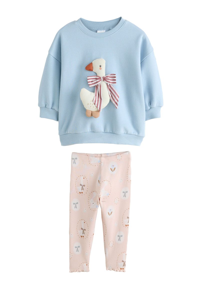 Blauer Sweatshirt aus Baumwolle mit Puffärmel und weißer Enten-Applikation mit rotgestreiftem Schleifenband; pinke Leggings mit einem wiederholenden Muster aus Enten und Schleifen.