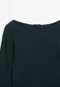 Pull en tricot vert foncé avec un large col rond et des manches longues, présenté sur un fond blanc.