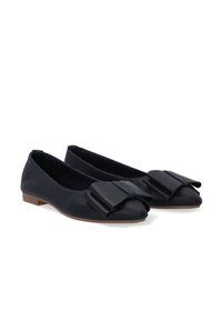 Tmavě modré kožené baletní mokasíny s špičatou špičkou, se širokou mašlí na přední straně a plochou gumovou podrážkou.