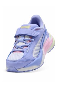 Baskets violet clair en mesh et matériaux synthétiques, avec des accents roses et une sangle à scratch. Dotées d'une semelle texturée et de lacets.