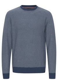 Pull tricoté homme à manches longues avec fines rayures horizontales bleues et blanches, poignets et ourlet côtelés, col rond bleu marine.