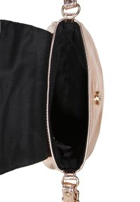 Borsa in oro rosa con finitura lucida, con interno in tessuto nero e chiusura a scatto magnetico. Include una tracolla rimovibile.