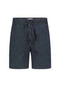 Marineblaue gestreifte Badehose mit elastischem Bund, Kordelzugdetails und lockerer Passform. Der Stoff wirkt leicht und strukturiert.