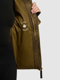 Olívazöld könnyű súlyú dzseki fényes belső béléssel. Látható logónyomattal és belső cipzáras zsebbel rendelkezik.