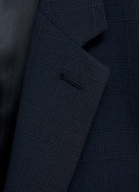 Marinblå rutigt tyg med en texturerad väv, med en slät finish. Designen inkluderar subtila linjer som bildar ett rutmönster.