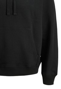 Sweatshirt à capuche noire en tissu mélangé coton. Il présente une poche kangourou à l'avant et des poignets et un ourlet côtelés. Texture lisse.