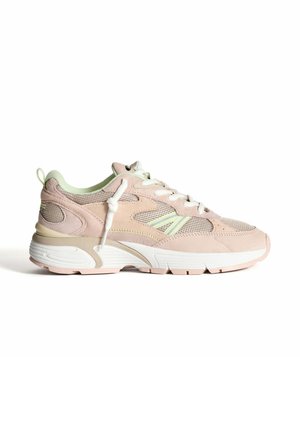 Lichtroze sneakers van mesh en suede materialen, met witte veters en een groene accent aan de achterkant, voorzien van een stevige witte zool.