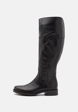 Ceļgala garuma melna ādas zābaks ar gludu struktūru, noapaļotu purngalu un zemu bloku papēdi. Iekļauj pieguļošu kāju bez redzamām detaļām.