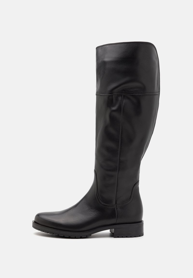 Ceļgala garuma melna ādas zābaks ar gludu struktūru, noapaļotu purngalu un zemu bloku papēdi. Iekļauj pieguļošu kāju bez redzamām detaļām.