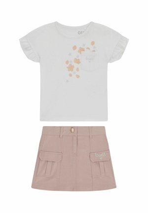 Top bianco a maniche corte con maniche a volant e stampa floreale, abbinato a una gonna beige in stile cargo con bottoni e tasche frontali.