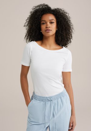 Weißes T-Shirt mit kurzen Ärmeln und Rundhalsausschnitt, aus weichem Stoff gefertigt. Kombiniert mit hellblauen gestreiften Hose mit elastischem Bund.