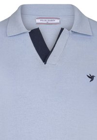 Svetle modré polo tričko vyrobené z pleteného materiálu s námořnickým akcentem na límci. Obsahuje malé vyšívané logo ptáka na levé straně.