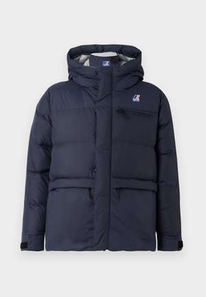 Donkerblauwe pufferjack met een hoge kraag, verstelbare capuchon, ritszak op de borst en twee onderste zakken. Glad textuur en lichtgewicht ontwerp.