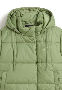 Chaqueta tipo puffer verde con un alto cuello, capucha ajustable, textura acolchada y dos bolsillos laterales. Presenta un sutil logo en el pecho.