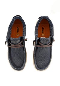 Des chaussures slip-on en maille marine avec une doublure orange, des accents contrastants et un détail de bande en textile. La semelle en caoutchouc offre adhérence et durabilité.