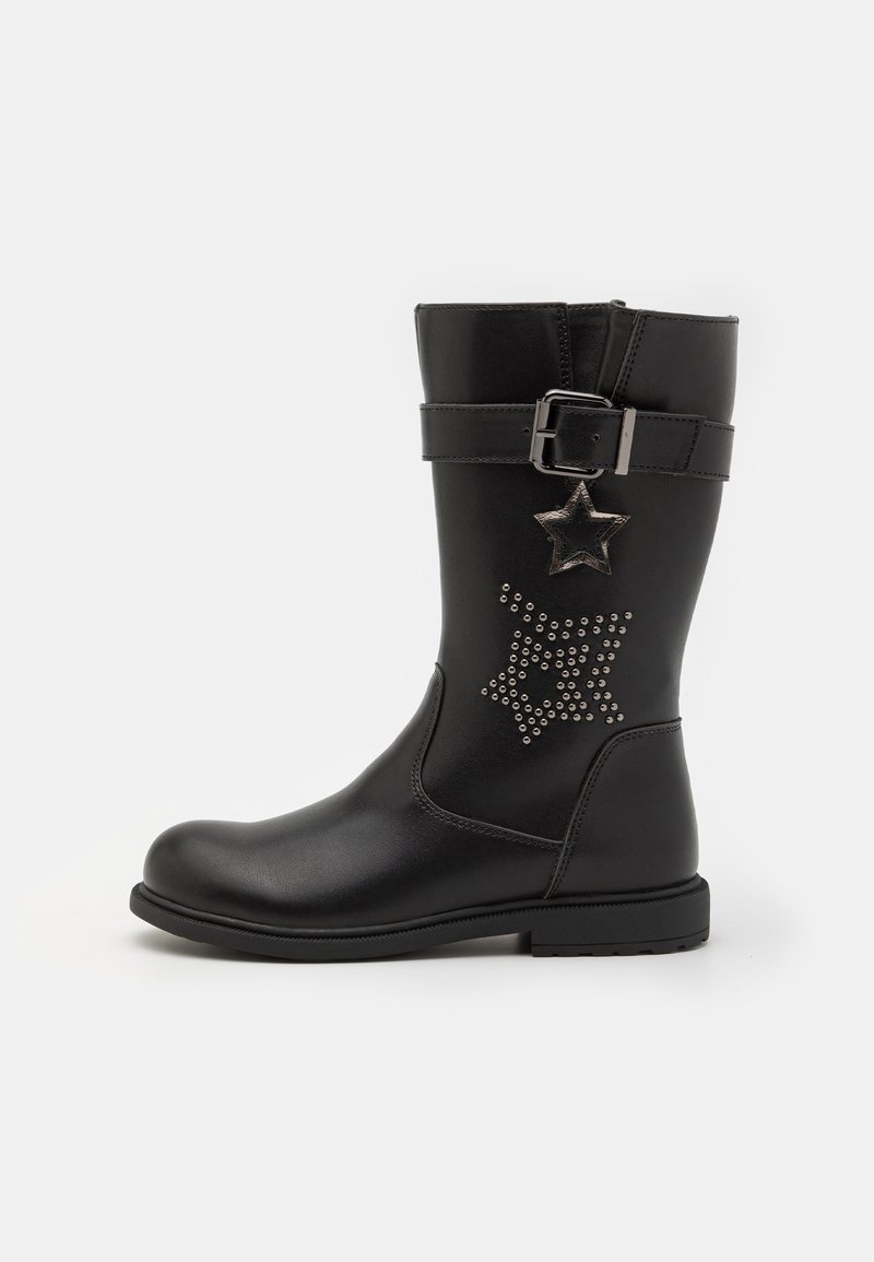 Mustmust muste-saapad, millel on piis põletus, tähtease ja vihutud detailid välisküljel; lamedate talladega ja sileda tekstuuriga.