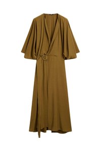 Robe enveloppante vert olive avec des manches chauve-souris, une taille cintrée mettant en valeur une boucle en métal circulaire, et un ourlet long jusqu'au sol. Texture de tissu lisse.