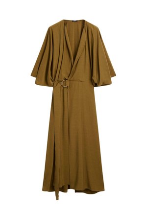 Olivengrünes Wickelkleid mit Fledermausärmeln, tailliertem Schnitt mit einer runden Metallschnalle und einem bodenlangen Saum. Glatte Stofftextur.