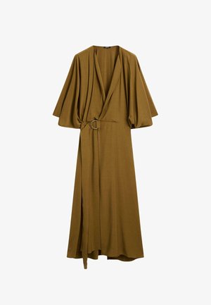 Olivgrön omslagklänning med batwingärm, ett åtdraget midjeband med en cirkulär metallspänne och en golvlång nederkant. Slät tygtextur.