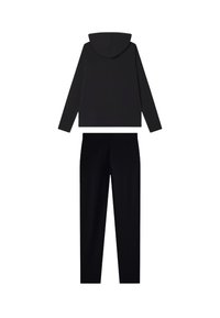 Sudadera negra con capucha y mangas largas, acompañada de pantalones negros de corte recto, confeccionados con una tela suave, que presentan un diseño minimalista y sin patrones visibles.