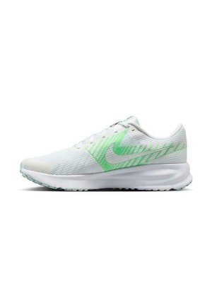 Chaussure de course basse blanche avec des rayures diagonales vert clair et un logo Nike Swoosh vert sur le côté.